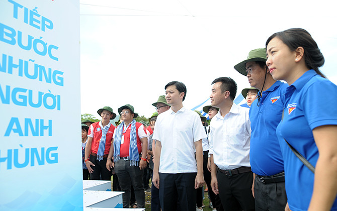 Khai mạc triển lãm ảnhTiếp bước những người anh hùng