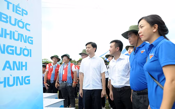 Khai mạc triển lãm ảnhTiếp bước những người anh hùng