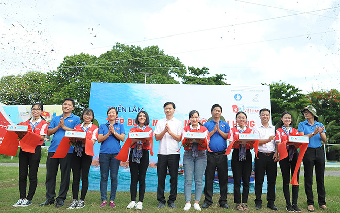 Khai mạc triển lãm ảnhTiếp bước những người anh hùng