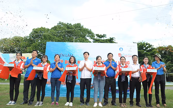 Khai mạc triển lãm ảnhTiếp bước những người anh hùng