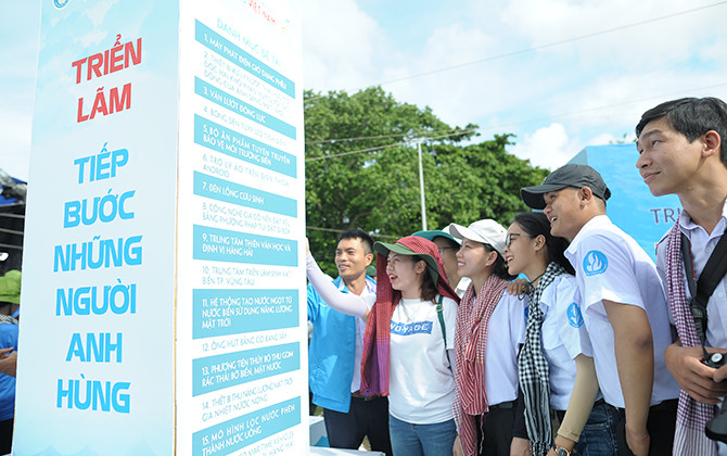 Khai mạc triển lãm ảnhTiếp bước những người anh hùng