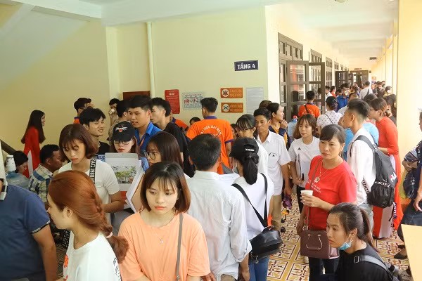 Hàng ngàn tân SV làm thủ tục nhập học đợt 1 tại ĐH Đại Nam