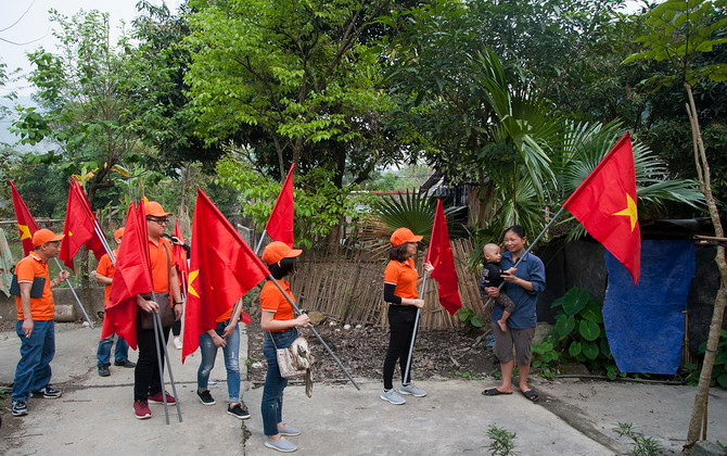 Trao tặng 1.000 góc học tập và 6.000 lá cờ tổ quốc cho 25 địa phương biên giới