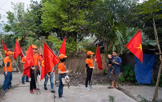 Trao tặng 1.000 góc học tập và 6.000 lá cờ tổ quốc cho 25 địa phương biên giới