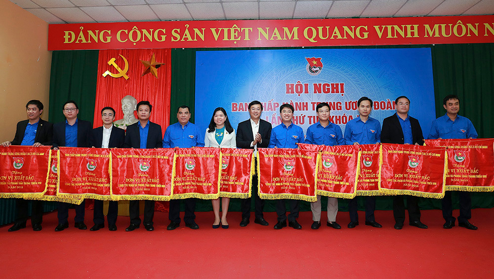 Trao cờ thi đua cho 22 đơn vị Đoàn xuất sắc