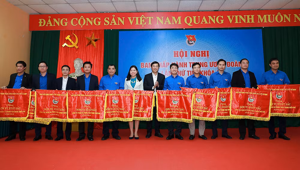 Trao cờ thi đua cho 22 đơn vị Đoàn xuất sắc
