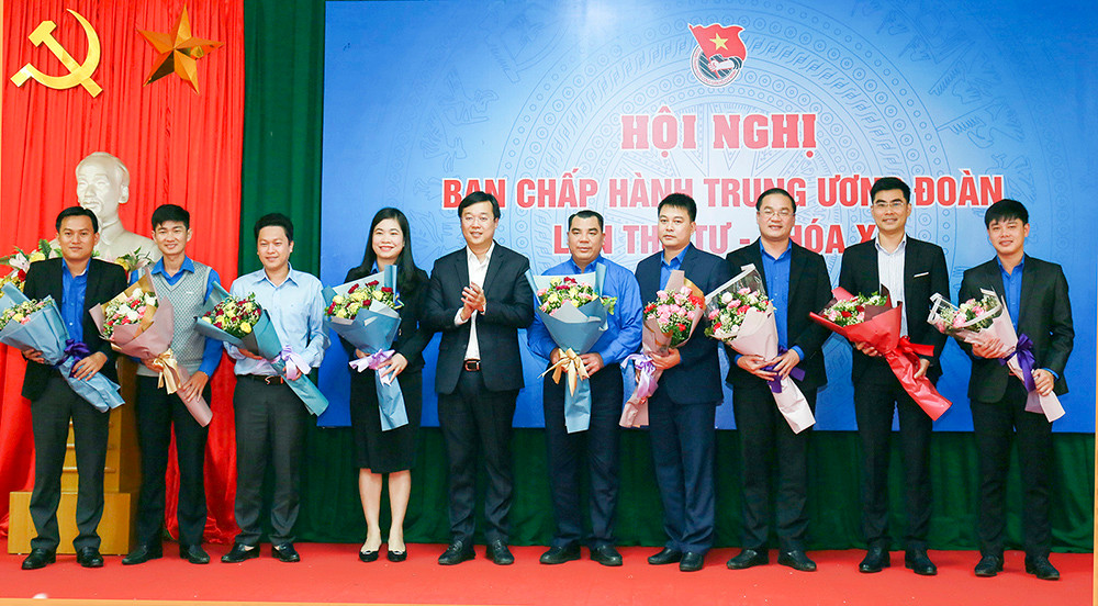 Trao cờ thi đua cho 22 đơn vị Đoàn xuất sắc