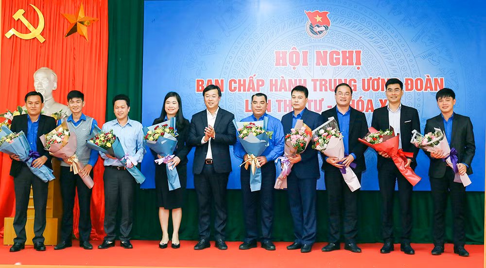 Trao cờ thi đua cho 22 đơn vị Đoàn xuất sắc