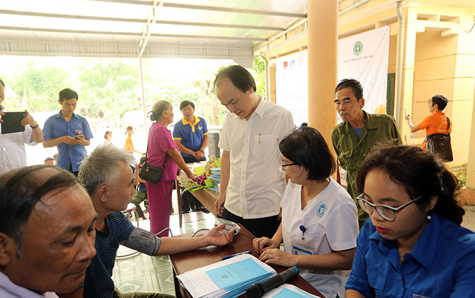 Những thầy thuốc trẻ khoác áo xanh tình nguyện