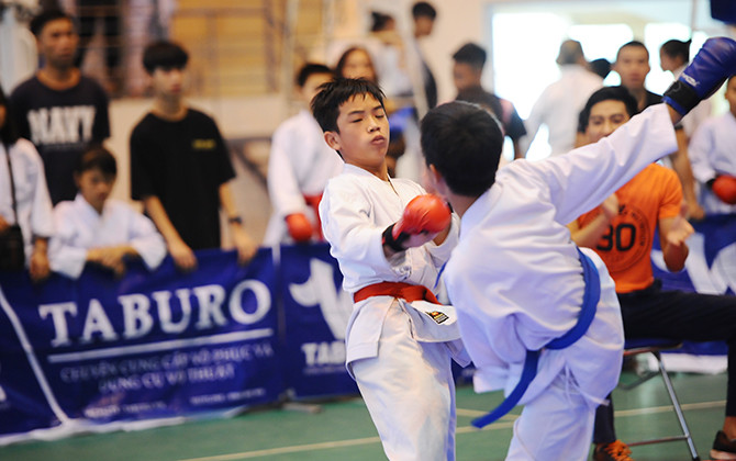Võ sinh tranh tài tại giải Taekwondo huyện Hoài Đức mở rộng năm 2019