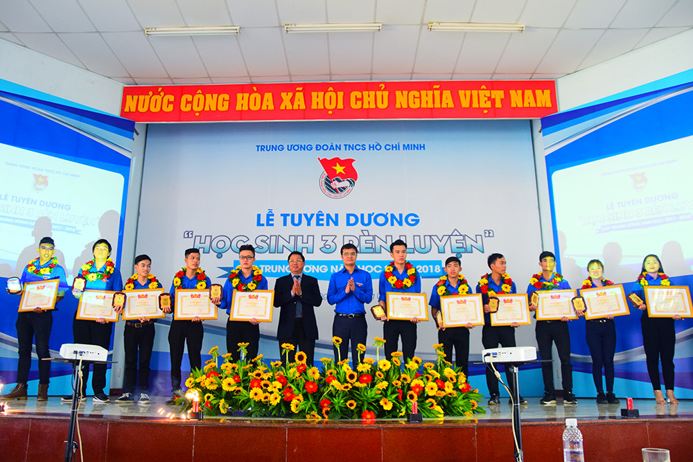 Tuyên dương 13 học sinh tiêu biểu trong học tập, rèn luyện