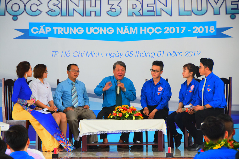 Tuyên dương 13 học sinh tiêu biểu trong học tập, rèn luyện