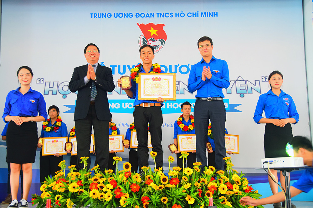 Tuyên dương 13 học sinh tiêu biểu trong học tập, rèn luyện