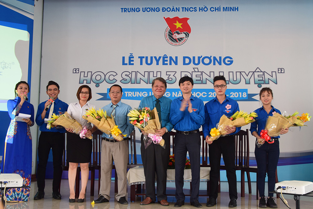 Tuyên dương 13 học sinh tiêu biểu trong học tập, rèn luyện