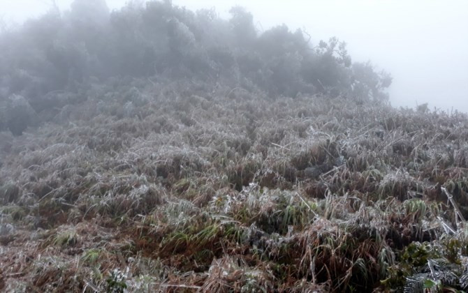 Lung linh băng tuyết trên đỉnh Mẫu Sơn
