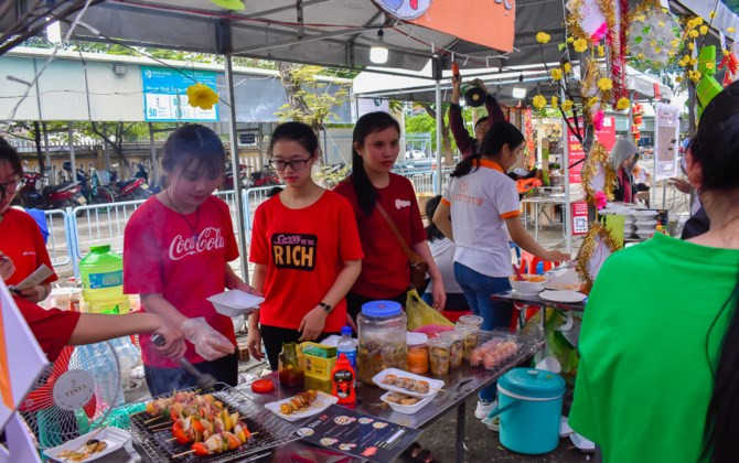 Sinh viên ĐH Kinh tế - ĐH Đà Nẵng mang sắc xuân qua phiên chợ Tết