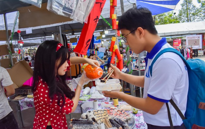 Sinh viên ĐH Kinh tế - ĐH Đà Nẵng mang sắc xuân qua phiên chợ Tết