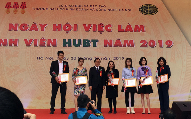 Ng hội việc làm HUBT - Sinh viên với thị trường lao động