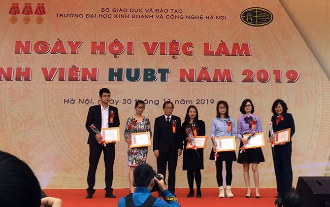 Ng hội việc làm HUBT - Sinh viên với thị trường lao động