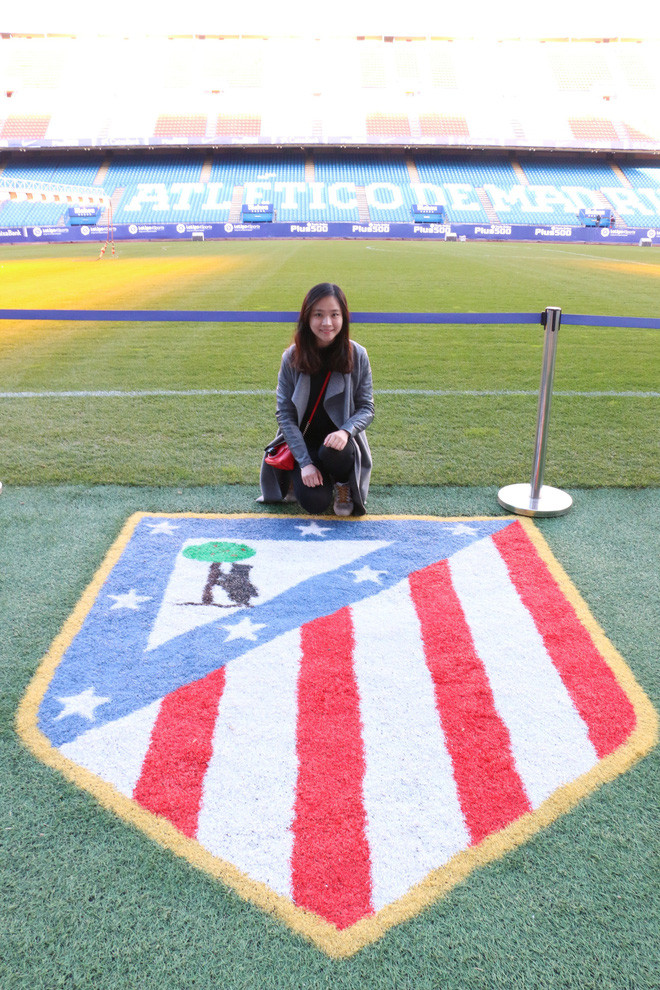 Khám phá các sân bóng nổi tiếng thế giới cùng cô nàng 9X