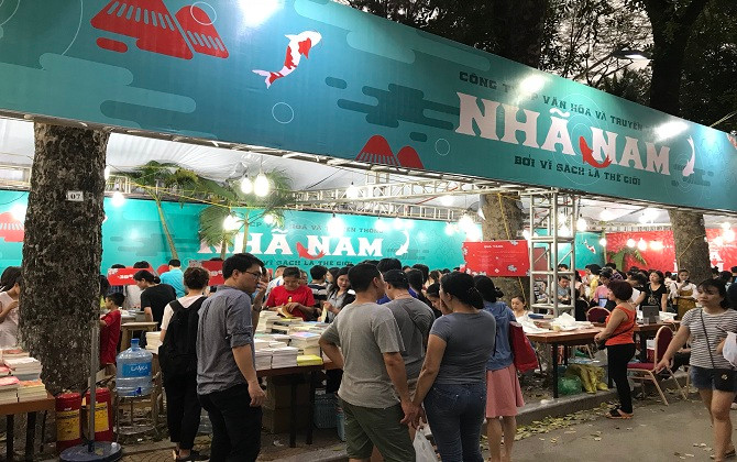 Hội sách 2019: Nắng nóng không ngăn người đọc đến với sách