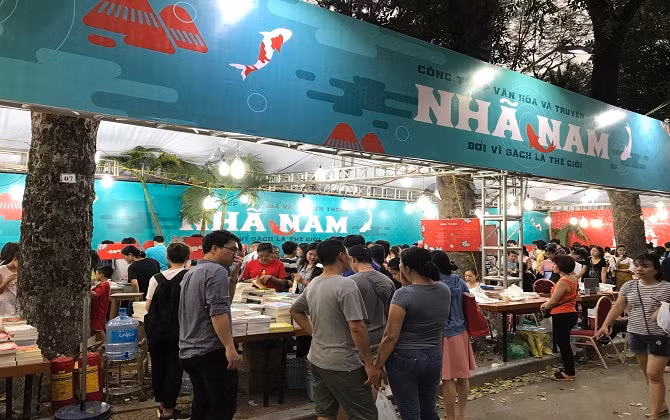 Hội sách 2019: Nắng nóng không ngăn người đọc đến với sách