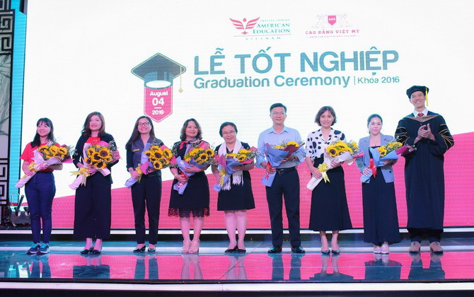 Sinh viên trường CĐ Việt Mỹ được 12 tập đoàn, tổng công ty tuyển dụng ngay tại Lễ tốt nghiệp 