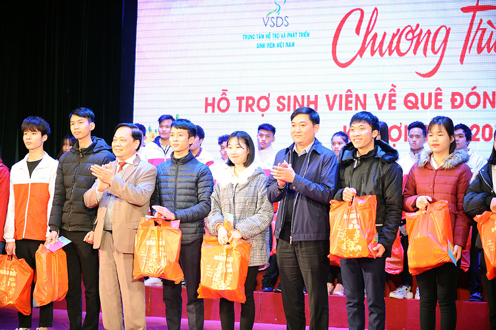Tiếp sức sinh viên nghèo về quê ăn Tết