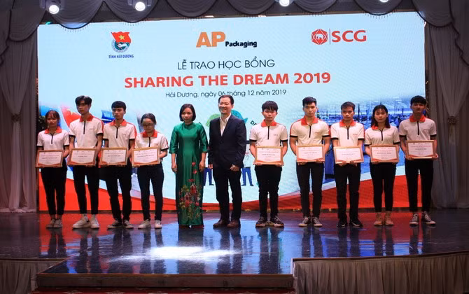 19 sinh viên truờng ĐH Sao Đỏ được nhận học bổng “Sharing the Dream”