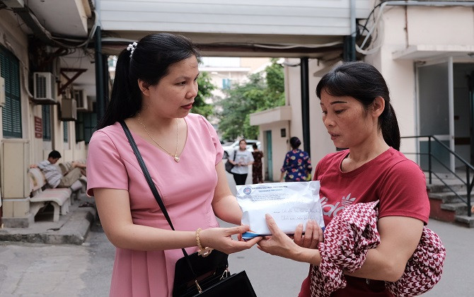 Vụ Mercedes GLA tông hàng loạt xe máy: Trường đại học kêu gọi quyên góp hơn 150 triệu đồng cho nữ sinh bị tai nạn