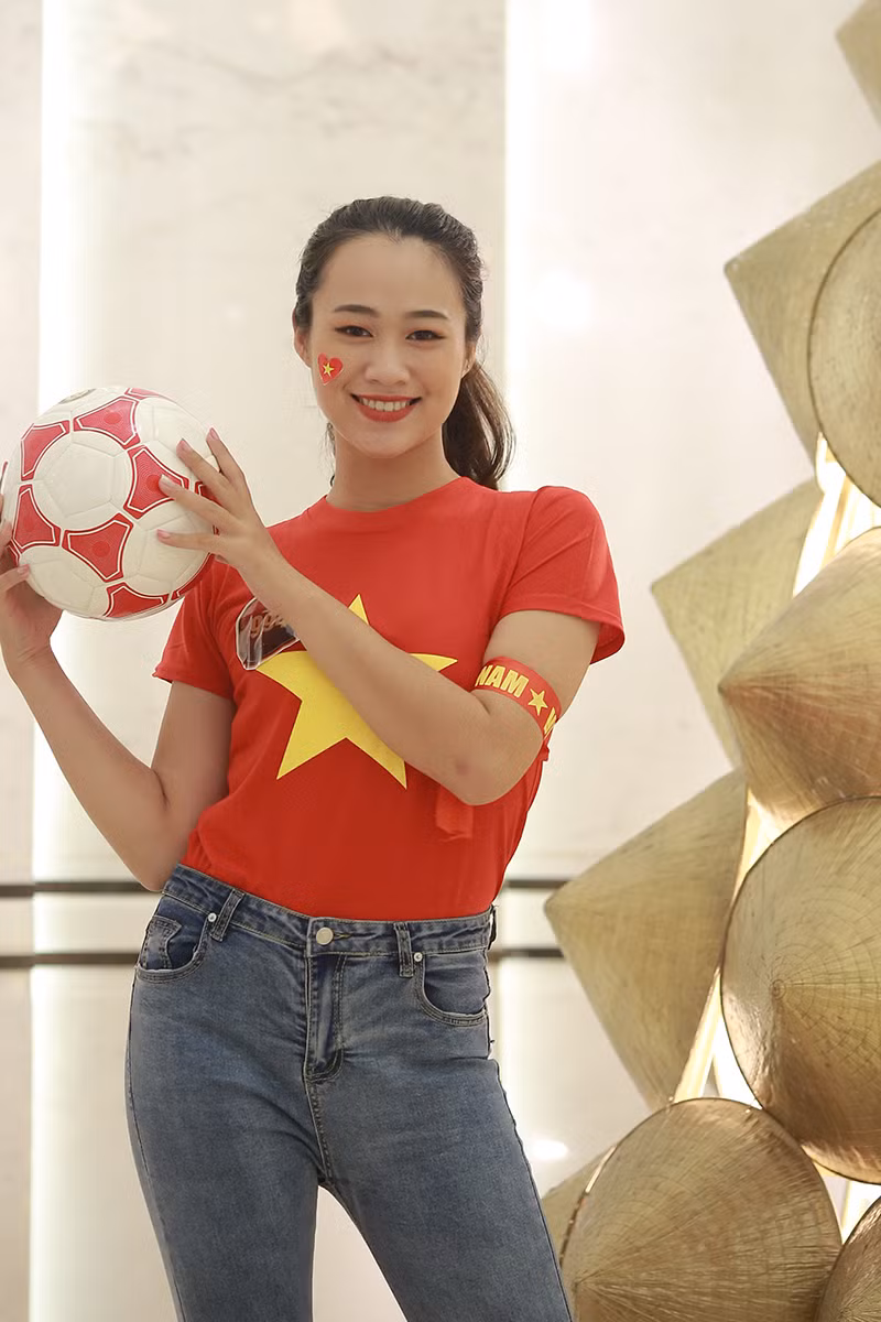 Mưa lời chúc đội tuyển Việt Nam từ các thí sinh Hoa khôi sinh viên