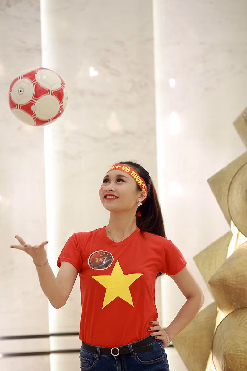 Mưa lời chúc đội tuyển Việt Nam từ các thí sinh Hoa khôi sinh viên
