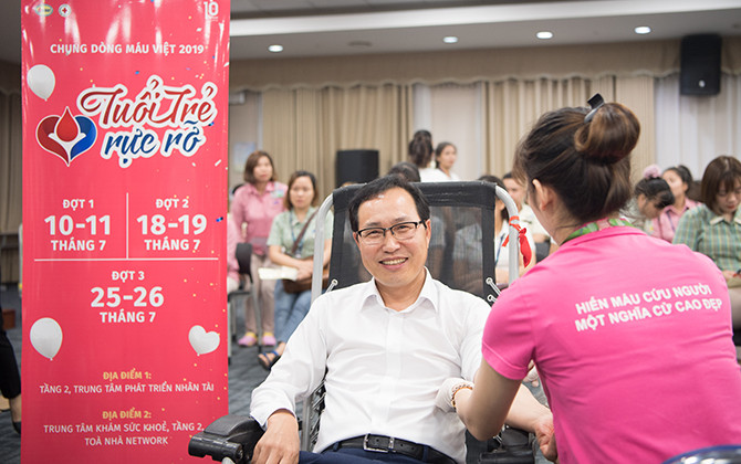  Hàng ngàn công nhân hiến máu tình nguyện