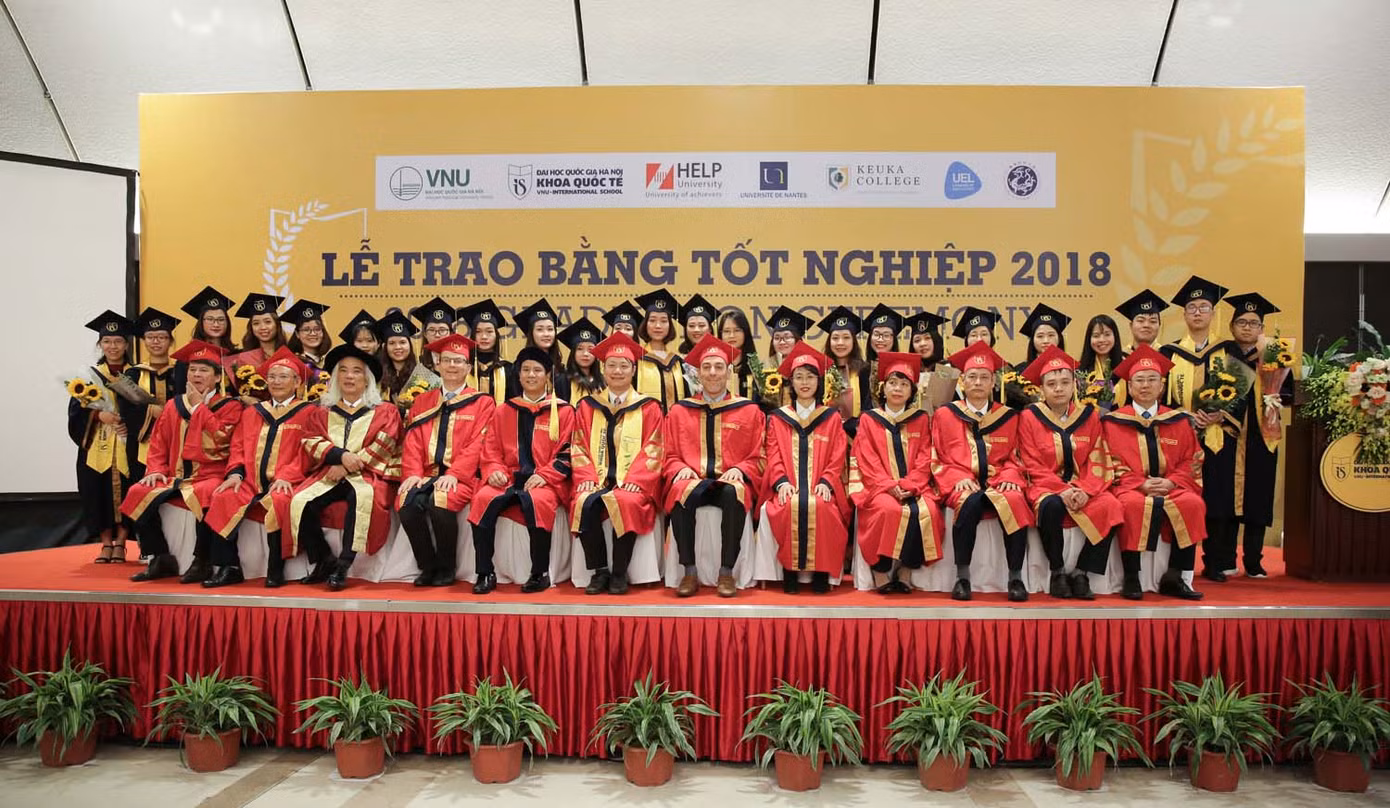 237 tân thạc sĩ, cử nhân Khoa Quốc tế nhận bằng tốt nghiệp năm 2018