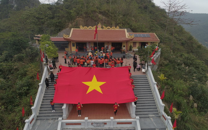 Trao tặng 1.000 góc học tập và 6.000 lá cờ tổ quốc cho 25 địa phương biên giới