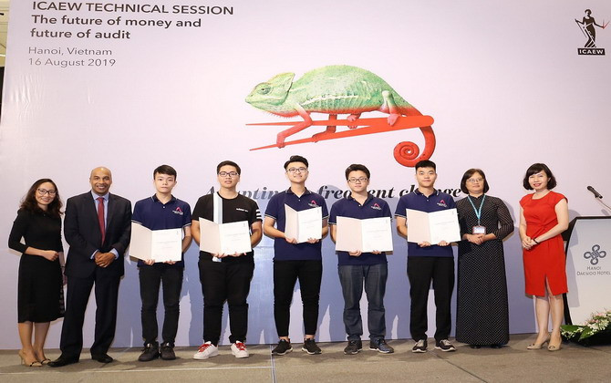 Sinh viên thảo luận về “Tương lai của tiền tệ và ngành kiểm toán”