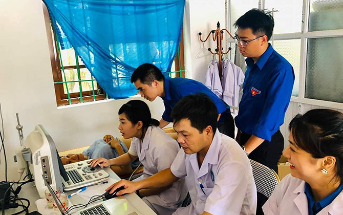 Những thầy thuốc trẻ khoác áo xanh tình nguyện