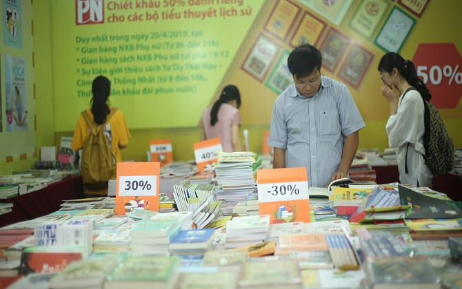 Hội sách 2019: Nắng nóng không ngăn người đọc đến với sách