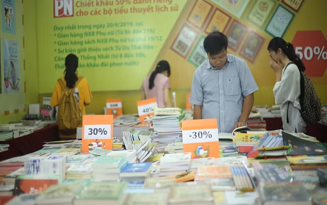Hội sách 2019: Nắng nóng không ngăn người đọc đến với sách