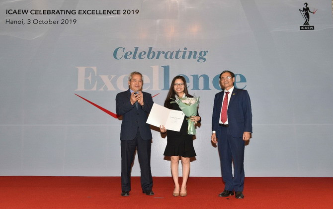 ICAEW trao Chứng chỉ quốc tế về Tài chính, Kế toán và Kinh doanh cho các học viên Việt Nam