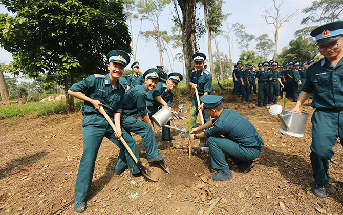Đoàn viên, Thanh niên, Sinh viên, Học sinh trồng cây hàng nghìn cây xanh tại khu di tích K9