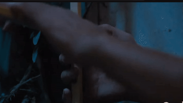 Lưu (NSƯT Hoàng Hải) cố gỡ khung cửa sổ để hai bố con trốn thoát.