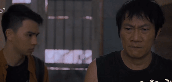 Cái tát của Lưu (NSƯT Hoàng Hải) như thức tỉnh Thạch (Việt Hoàng). Ảnh: CMH.