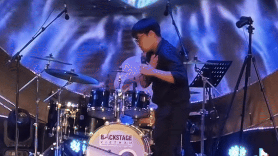 Bi béo tự tin nhảy theo điệu nhạc ca khúc Xin đừng lặng im. Bi béo tự tin nhảy theo điệu nhạc ca khúc Xin đừng lặng im.