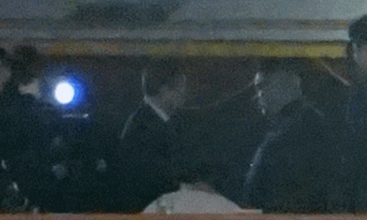 Ông Kim Jong-un bắt tay chào hỏi một quan chức Hàn Quốc. (Ảnh: Yonhap)