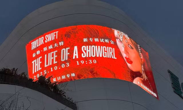 Swifties châu Á "tất tay" ủng hộ album The Life of a Showgirl của Taylor Swift 