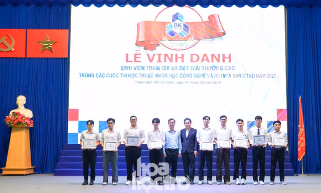 Trường Đại học Bách khoa TP.HCM vinh danh giảng viên, sinh viên đạt thành tích cao