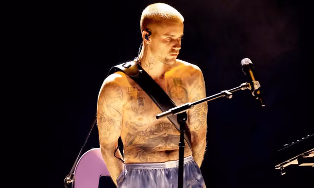 Justin Bieber nghĩ gì khi cởi trần mặc quần đùi lên biểu diễn ở Grammys 2026?