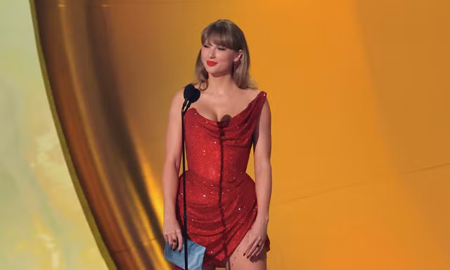 Taylor Swift tham dự lễ trao giải, fan nghi vấn công bố dự án mới hoặc mời cưới
