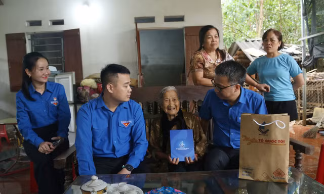 Tuổi trẻ chung tay mang hơi ấm yêu thương đến người dân bị ảnh hưởng bởi bão lũ